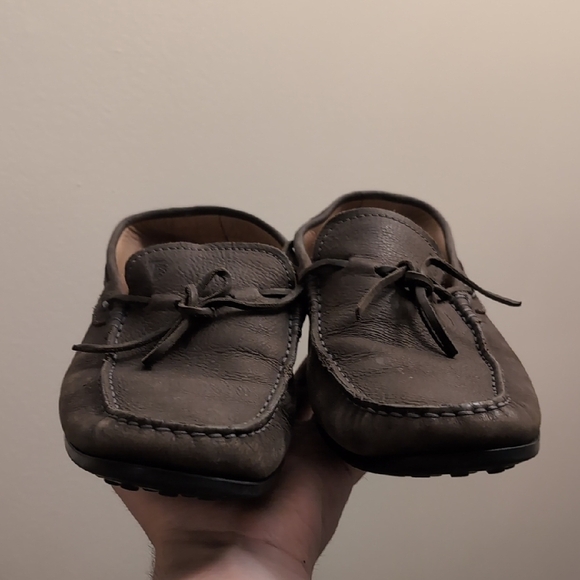 Tod's Leather Slip-On Loafers with Classic Stitching - Picture 2 of 7